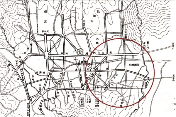 일제가 1912년 세운 계획도. 붉은 원 쪽으로 시가지가 확장되고, 그 서쪽으로 방사형 가로망계획이 보인다. 동-서축으로 아래서부터 지금의 퇴계로, 을지로, 종로, 율곡로가 계획되었다.
