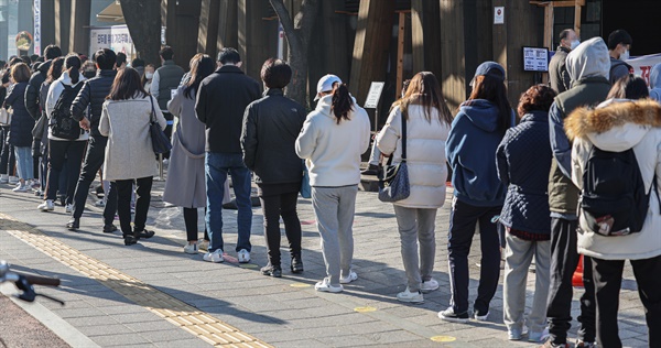 15일 오전 서울 송파구 송파보건소 신종 코로나바이러스 감염증(코로나19) 선별진료소에서 시민들이 검사를 받기 위해 줄을 서서 대기하고 있다.