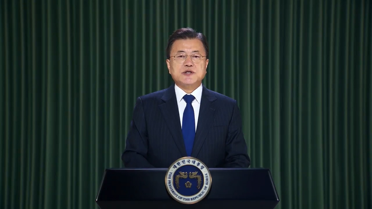 문재인 대통령은 17일 오전 서울 동대문디자인플라자(DDP)에서 열린 아시아 최대의 스타트업 축제인 '컴업(COMEUP) 2021' 개막식에 축하 영상 메시지를 전하고 있다.