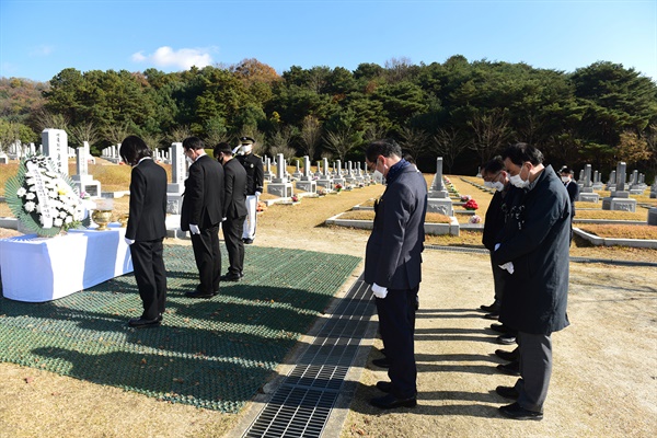 제82회 순국선열의 날 대전기념식에 앞서 참가자들은 식장 옆에 위치한 홍범도 장군 묘소에서 참배를 진행했다.