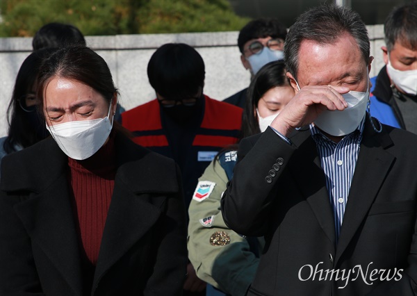 17일 부산지방법원 서부지원에서 고 문중원 기수와 관련한 한국마사회 부산경남본부 관계자 등의 재판이 열렸다. 재판부는 위계에 의한 업무방해 혐의로 기소된 A씨 등에 대해 무죄를 선고했다. 판결 직후 유족들은 "도저히 납득할 수 없다"라며 울분을 토했다. 문 기수의 부인인 오은주씨(왼쪽), 문 기수의 부친인 문군옥씨(오른쪽).