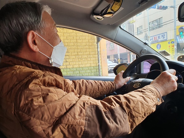 김용철 자원봉사자가 자신의 차량으로 반찬 배달을 하고 있다.