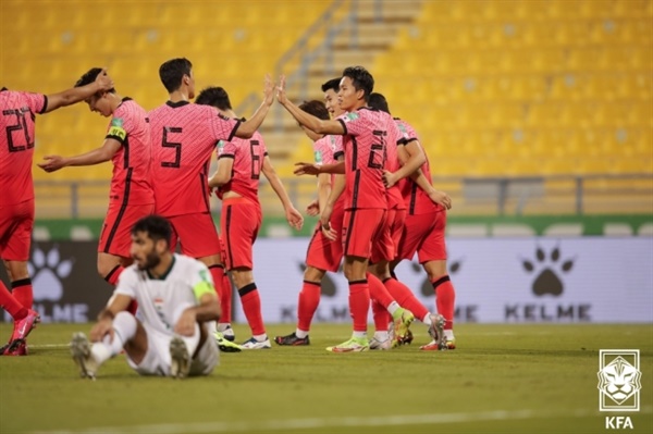 정우영-한국 대표팀 정우영(22번)이 2022 카타르 월드컵 최종예선 이라크전에서 득점 이후 동료들과 기뻐하고 있다. 