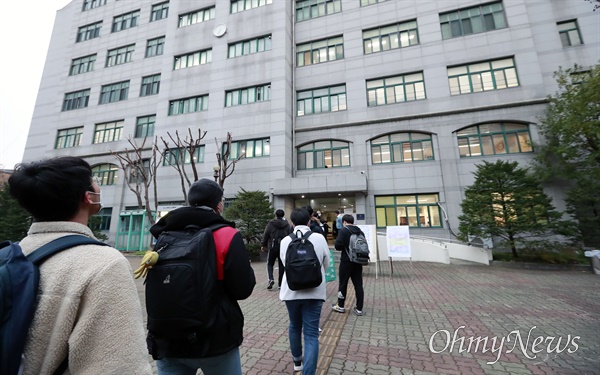 2022학년 대학수학능력시험(수능) 날인 18일 서울 용산고등학교에서 수험생들이 고사장으로 향하고 있다.