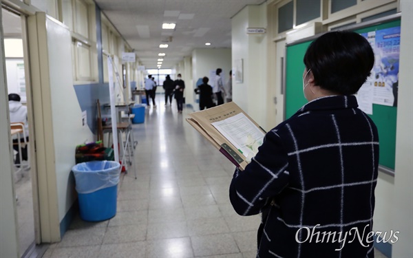 2022학년 대학수학능력시험(수능) 날인 18일 서울 용산고등학교에서 시험관들이 문제지를 들고 수험장으로 들어가고 있다.