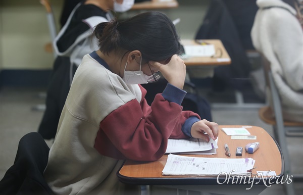 2022학년도 대학수학능력시험(수능)이 치러지는 18일 오전 서울 용산구 선린인터넷고등학교에서 수험생들이 시험준비를 하고 있다.