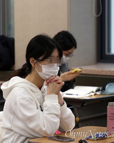 기도하는 수험생 2022학년도 대학수학능력시험(수능시험)이 전국 86개 시험지구 1,300여 시험장에서 일제히 열린 18일 오전 서울 중구 이화여자외국어고등학교 (제15시험지구 제20시험장)에서 시험장에 입실한 수험생이 1교시 시험을 앞두고 기도를 하고 있다.