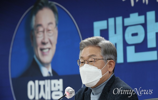 더불어민주당 이재명 대선후보가 18일 오후 서울 여의도 당사에서 열린 ‘민주당 정당쇄신, 정치개혁 의원모임’ 간담회에서 발언하고 있다.
