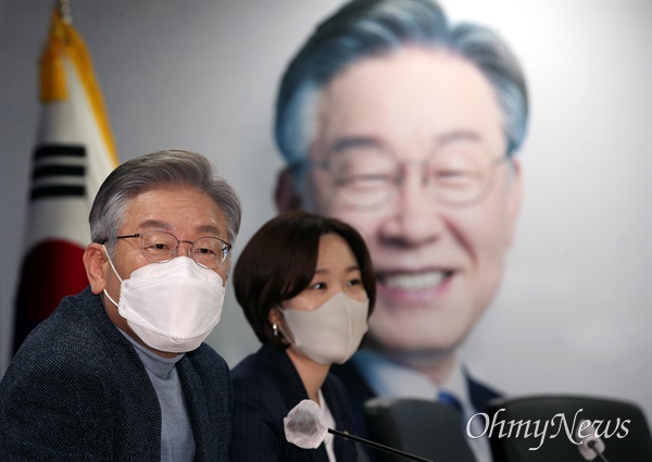 더불어민주당 이재명 대선후보가 18일 오후 서울 여의도 당사에서 열린 ‘민주당 정당쇄신, 정치개혁 의원모임’ 간담회에서 의원들의 발언을 듣고 있다.