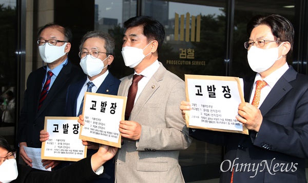 김병욱 더불어민주당 화천대유 진상규명 특별위원회 위원장(가운데)이 19일 오후 서울 중앙지검 앞에서 ‘윤석열 후보 부산저축은행 부실수사 관련 직무유기 고발장’ 제출 기자회견을 하고 있다.