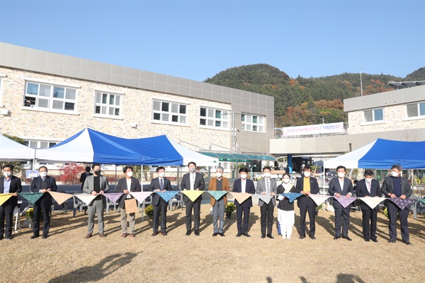 민간위탁 공립대안학교인 남해보물섬고등학교 개교기념식.