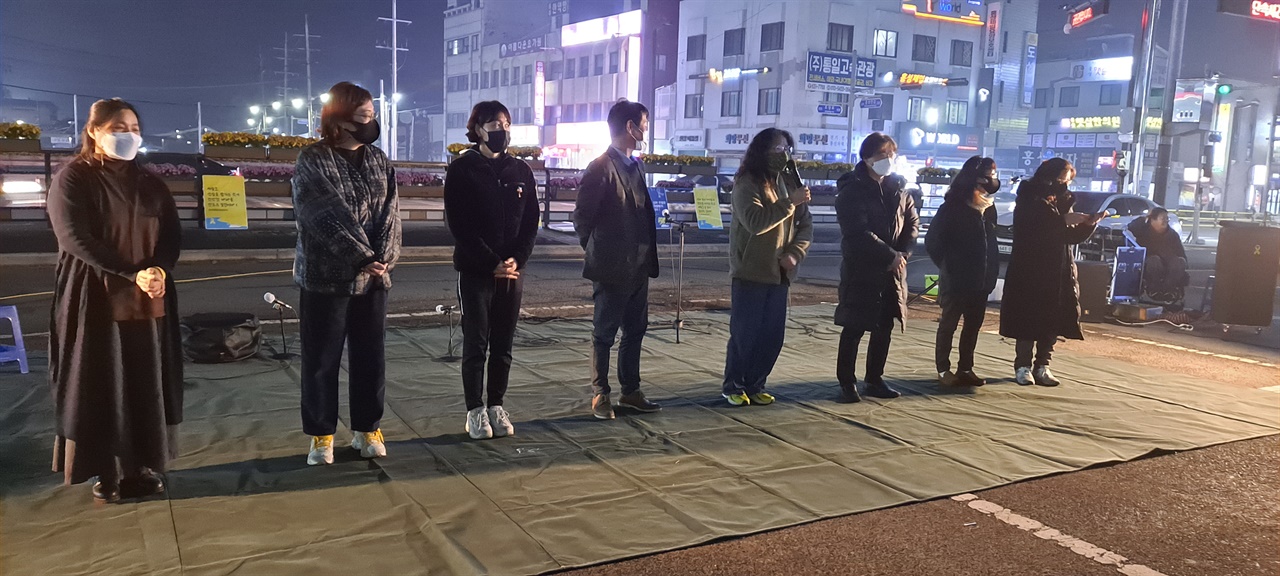홍성 세월호 촛불에 참여한 광주세월호 상주모임과 목포신항 세월호 지킴이들. 