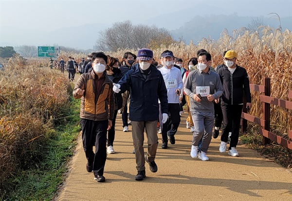  박종훈 교육감과 경남교육청 직원들이 20일 창원 주남저수지에서 창원통일마라톤대회 비대면 행사에 참여했다.