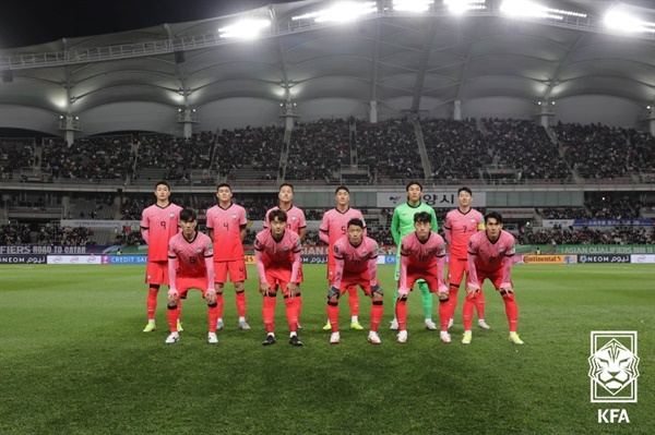 한국 대표팀 한국 선수들이 지난 11일 고양종합운동장에서 열린 UAE와의 경기를 앞두고 기념촬영을 하고 있다. 