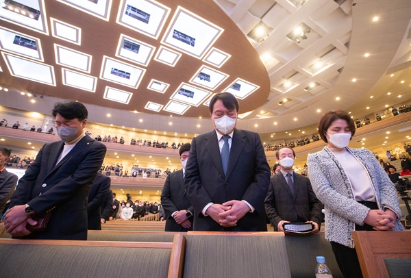 국민의힘 윤석열 당시 대선 후보가 지난 2021년 11월 21일 서울 서초구 사랑의 교회에서 열린 예배에서 기도하고 있다. 