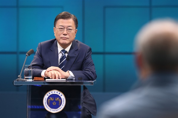 문재인 대통령이 21일 오후 서울 여의도 KBS 공개홀에서 열린 2021 국민과의 대화 '일상으로'에서 질문받고 있다.