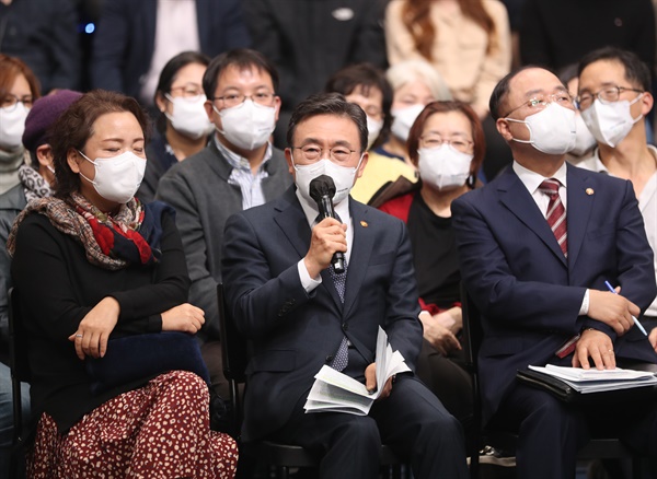 권덕철 보건복지부 장관이 21일 오후 서울 여의도 KBS 공개홀에서 열린 문재인 대통령 2021 국민과의 대화 '일상으로'에 배석, 코로나19 백신접종 인센티브 관련 답변을 하고 있다.