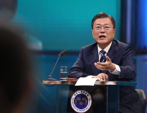 문재인 대통령이 21일 오후 서울 여의도 KBS 공개홀에서 열린 2021 국민과의 대화 '일상으로'에서 국민 패널들의 질문에 답하고 있다.
