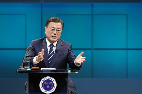 문재인 대통령이 21일 오후 서울 여의도 KBS에서 열린 2021 국민과의 대화 '일상으로'에 참석해 국민패널들의 질문에 답하고 있다.