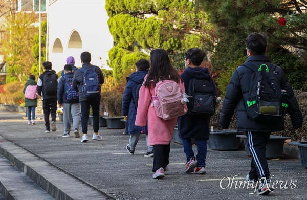 수도권 유치원, 초·중·고등학교 전면등교가 시작되는 지난 22일 오전 서울 도봉구 창동 창원초등학교에서 학생들이 등교하고 있다.