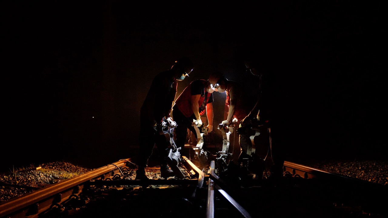 부산지하철 노동자들이 어둠 속에서 분주히 작업하고 있다. 다큐멘터리 영화 <언더그라운드>의 한 장면.