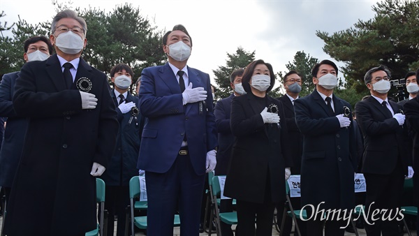 더불어민주당 이재명 대선 후보(왼쪽부터), 국민의힘 윤석열 대선 후보, 정의당 심상정 대선 후보, 국민의당 안철수 대선 후보, 제3지대 대권주자 김동연 전 부총리가 지난해 11월 22일 김영삼 전 대통령 6주기 추모식에 참석한 모습.