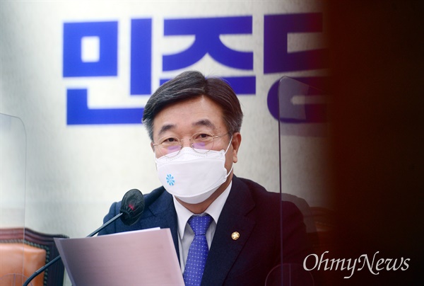 더불어민주당 윤호중 원내대표가 23일 서울 여의도 국회에서 열린 원내대책회의에서 발언하고 있다.