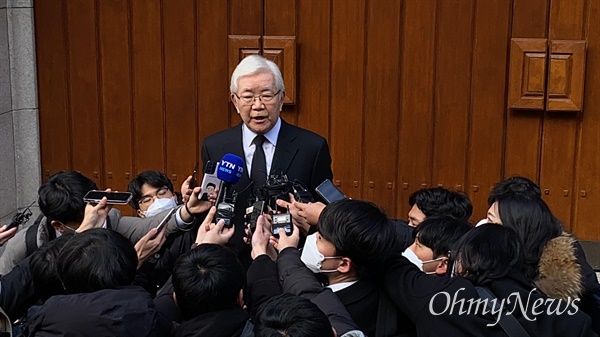  전두환씨가 23일 오전 서울 서대문구 연희동 자택에서 사망한 가운데, ‘전두환 회고록’을 쓴 민정기 전 청와대 공보비서관이 브리핑을 하고 있다.