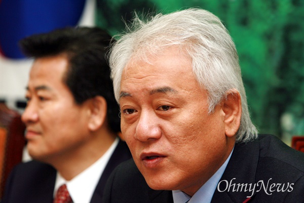 2006년 3월 6일 김한길 당시 열린우리당 원내대표가 국회에서 열린 최고위원회의에서 인사말을 하고 있다.
