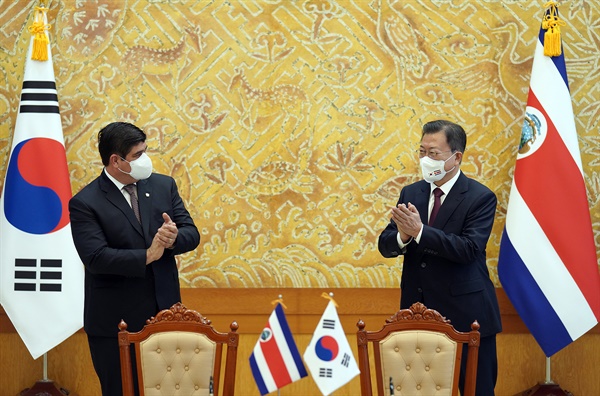 문재인 대통령과 카를로스 알바라도 케사다 코스타리카 대통령이 23일 청와대에서 열린 한-코스타리카 양해각서 서명식을 마친 후 박수치고 있다.