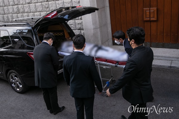 '군부독재'의 상징 전두환씨가 23일 오전 서울 서대문구 연희동 자택에서 사망해 들것에 실려 장례식장으로 이송되고 있다. 