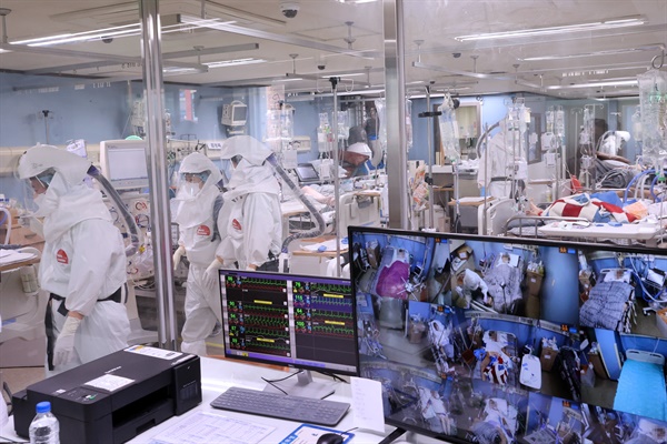 지난 2021년 11월 23일 코로나19 거점전담병원인 평택 박애병원의 중환자실이 빼곡히 들어찬 중증환자 병상과 의료진으로 붐비는 모습이다.