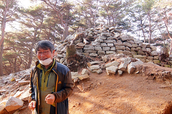 오성리 봉화터에 대해 설명하고 있는 곽장근 교수. 곽장근 교수는 전북가야 유적을 찾기 위해 40년 동안  배낭을 메고 전북 인근 산하를 돌아다녔다. 