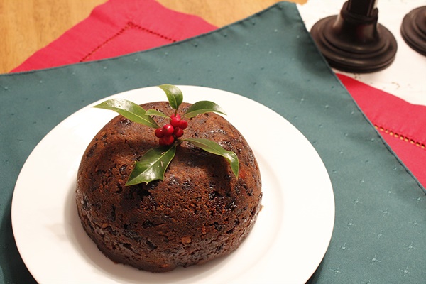 플럼 푸딩(plum pudding) 또는 피기 푸딩(figgy pudding) 이라고 불리는 크리스마스 푸딩