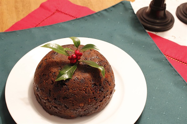  플럼 푸딩(plum pudding) 또는 피기 푸딩(figgy pudding) 이라고 불리는 크리스마스 푸딩