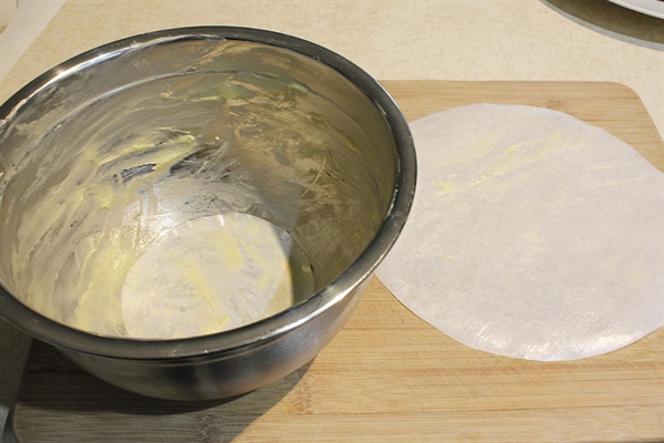 푸딩을 만들기 위한 틀에 버터를 넉넉히 발라서 준비해 준다.