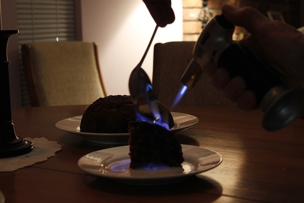 브랜디에 불을 붙여 푸딩에 부어주는 퍼포먼스는 원래 케익 전체에 하는 것이 정석이다.
