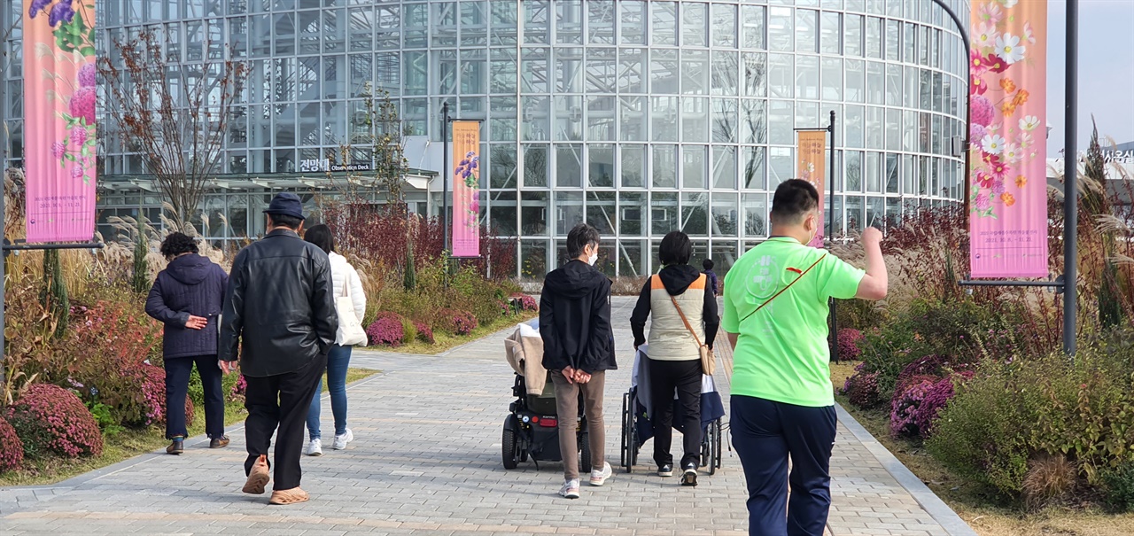 장애인들의 국립세종수목원 나들이 서산시중증장애인자립생활지원센터 소속 장애인들과 활동지원사 등 24명이 세종특별자치시에 위치한 ‘국립세종수목원으로 여행을 떠났다.