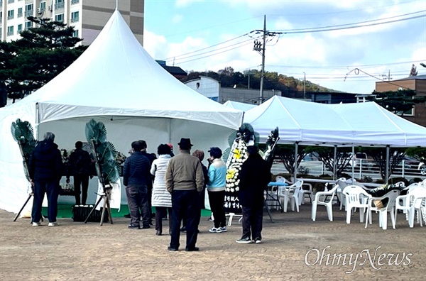 11월 24일 오전 합천 '일해공원'에 전두환씨 분향소가 설치되었다.