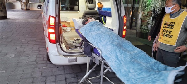 서울 대성산업 본사에서 단식농성 중에 쓰러져 병원으로 후송되는 한국게이츠 해고노동자