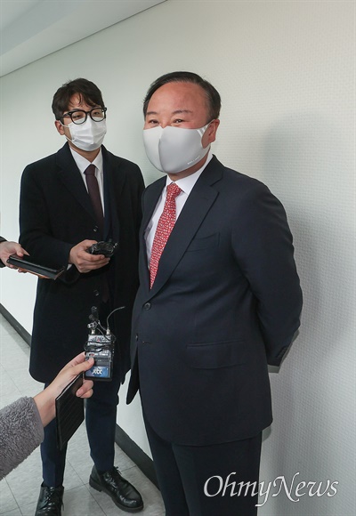 국민의힘 김재원 최고위원이 24일 오후 서울 종로구 김종인 전 비대위원장의 사무실로 들어서며 취재진의 질문을 받고 있다.