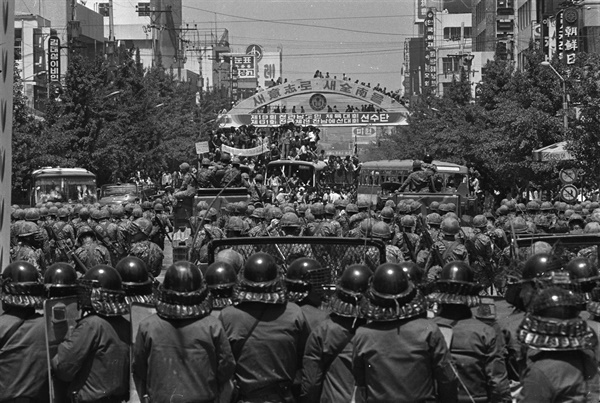 1980년 5월 전남대학교 학생들이 '비상계엄 즉각 해제'를 요구하고 있다. 