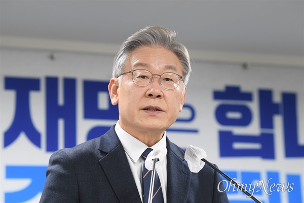 이재명 더불어민주당 대선 후보가 24일 서울 여의도 중앙당사에서 열린 기자간담회에서 기자들의 질문에 답하고 있다.