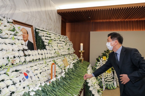 국민의힘 김기현 원내대표가 전두환 전 대통령 장례 이틀째인 24일 서울 서대문구 신촌세브란스병원 장례식장 빈소를 찾아 조문하고 있다. 