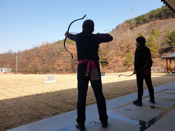 활쏘기는 부부가 함께 즐기기에 좋은 심신 수련 운동이다.