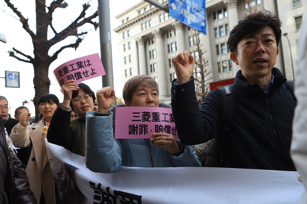 지난해 1월 17일 도쿄 미쓰비시중공업 본사 앞에서 금요행동에 참가한 시민들이 대법원 판결 이행을 촉구하고 있다. 