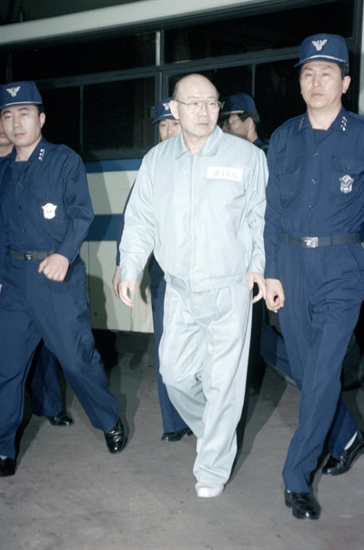 전두환씨가 12.12 및 5.18 첫 공판이 열리는 1996년 3월 11일 안양교도소를 떠나 서울지법에 도착해 호송차에서 내려 구치감으로 들어서고 있다.