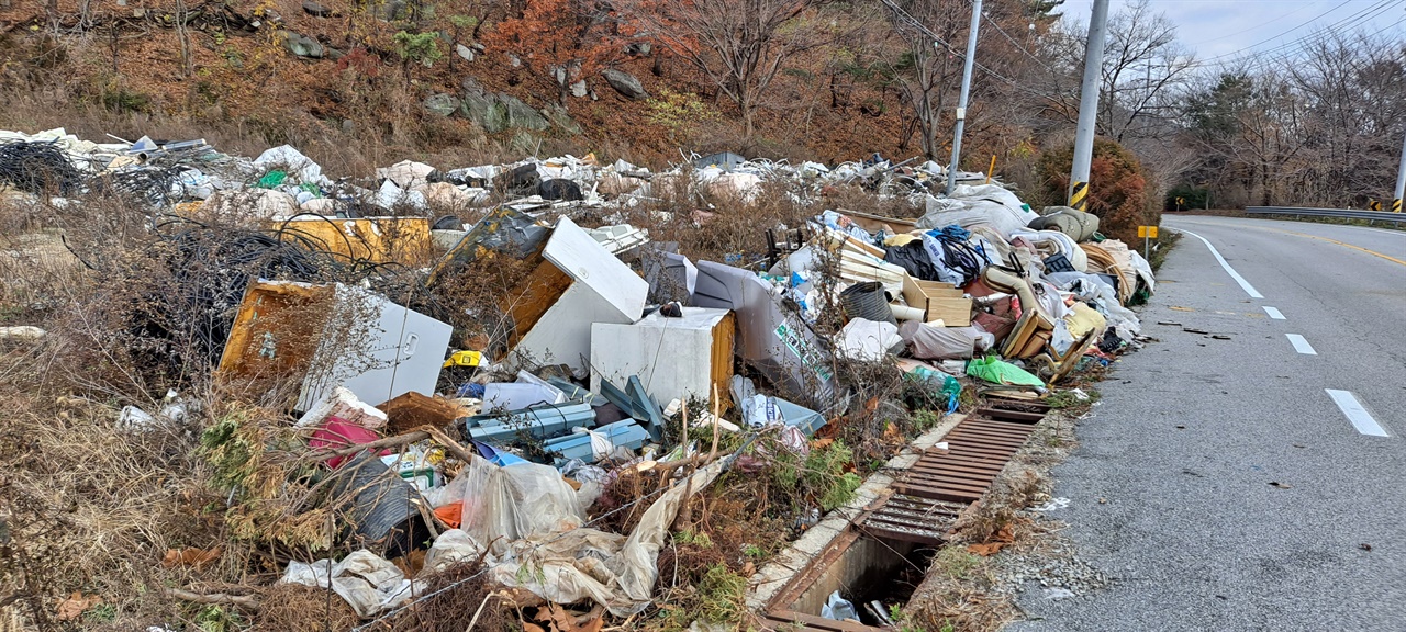 충남 예산 한티고개 구도로에 무단 투기된 쓰레기 더미 