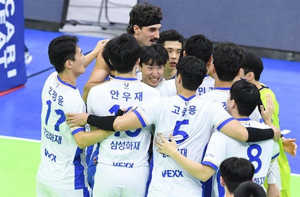  한국전력과의 경기에서 득점을 올리고 기뻐하는 삼성화재 선수들 