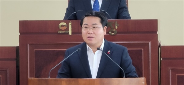 오세현 아산시장이 제1차 본회의에서 시정연설을 하고 있다.